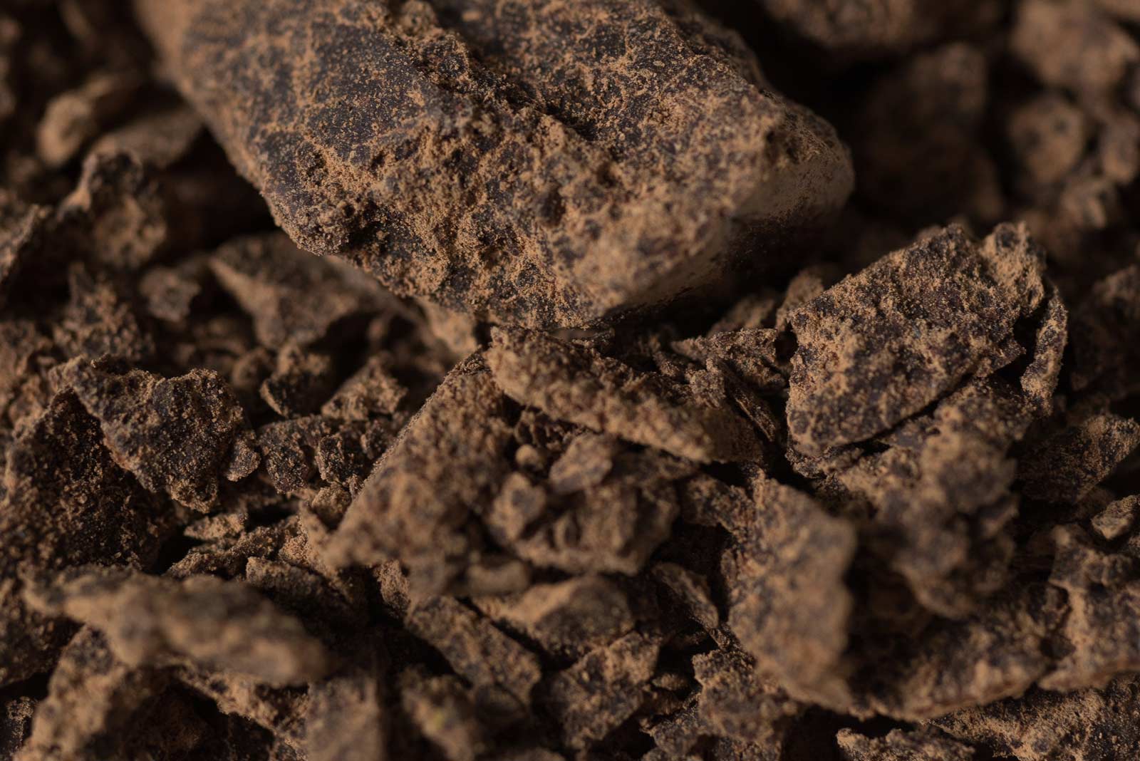 Chak'ao heirloom cacao is sourced from the heart of the Ecuadorian Amazon, where Kichwa communities cultivate this sacred plant using the Chakra Amazonica farming system. This ancestral agroforesty technique embraces organic and biodiverse practices, deeply rooted in tradition.